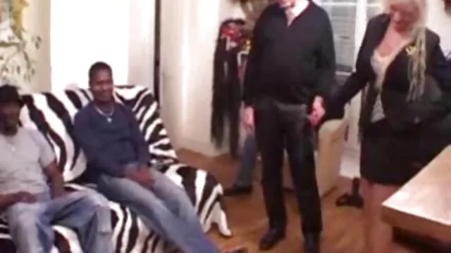 الجنس لا تسجيل  أحمر وقحة يفاجأ حجم الديك اريد اريد فيلم سكسي